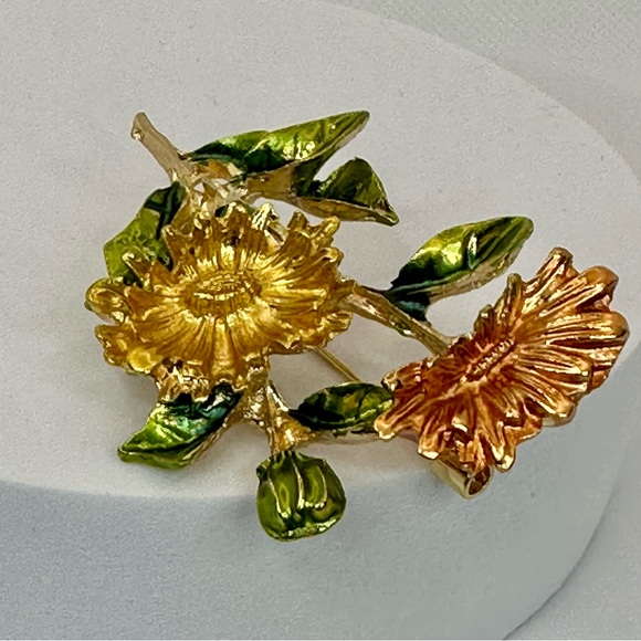 NWOT - Lovely Autumn Chrysanthemum Brooch - Picture 2 of 9